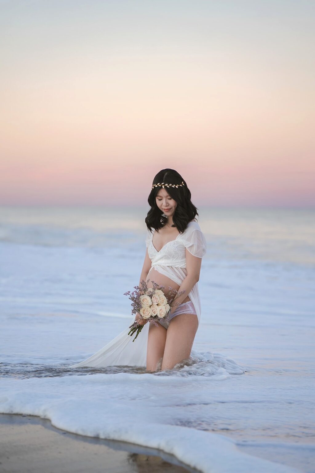 maternity photo of a pregnant women by NJ jersey shore beach